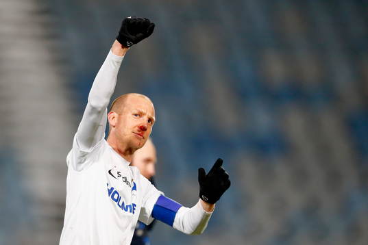 Norrköpings Andreas Johansson jublar med blodig näsa