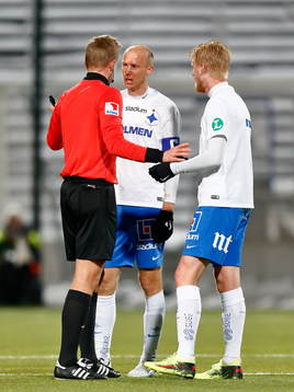 Norrköpings Andreas Johansson pratar med domaren