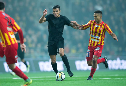 s Ahmed Yasin i en närkamp med Syrianskas Seth Hellberg