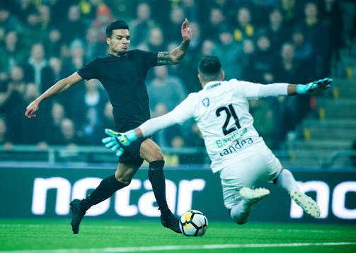 s Ahmed Yasin och Syrianskas målvakt Abdulmasih Keriakes i