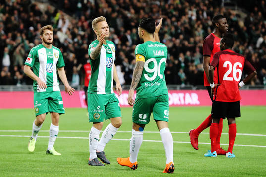 Hammarbys Rebin Asaad och Sander Svendsen jublar med Jiloan Hamad efter att han gjort 0-1-målet