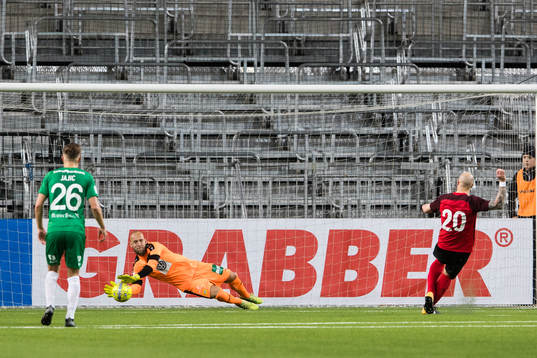 Hammarbys målvakt Benny Lekström räddar en straff från