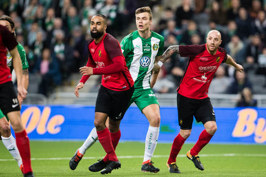 Hammarbys Marcus Degerlund mellan Vasalunds Patrik Amoah