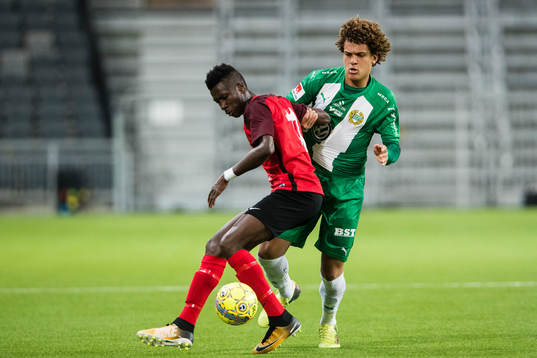 Vasalunds Mai Traore i kamp om bollen med Hammarbys Neto