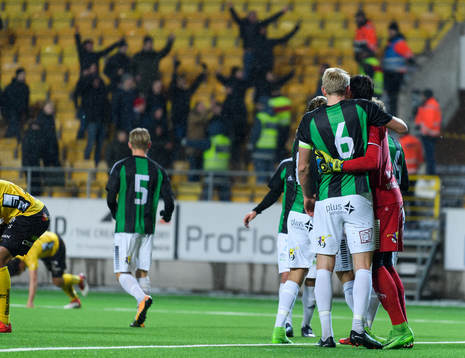GAIS Calle Nyström och målvakt Damir Mehic kramar om varandra
