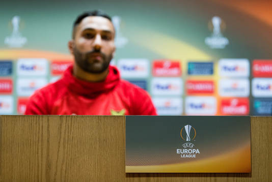 En skylt med UEFA Europa League emblemet framör