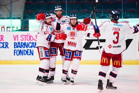 Västerviks Dan Pettersson jublar med Joacim Hedblad och