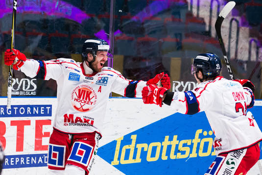 Västerviks Emil Georgsson jublar med Victor Öhman