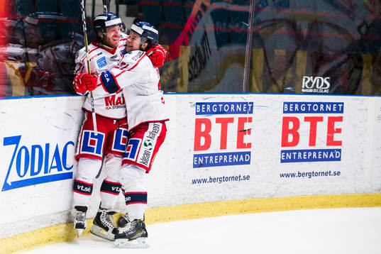 Västerviks Emil Georgsson jublar med Victor Öhman