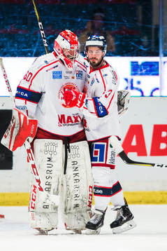 Västerviks Alexander Wiklund jublar Andreas Frisk