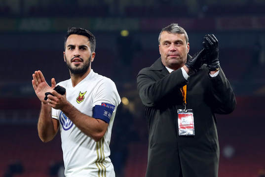 Östersunds Brwa Nouri och ordförande Daniel Kindberg tackar publiken