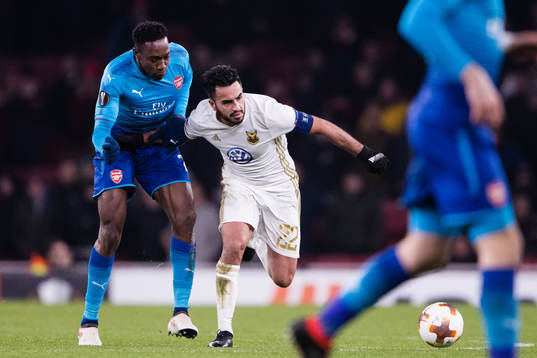 Arsenals Danny Welbeck i kamp om bollen med Östersunds Brwa Nouri
