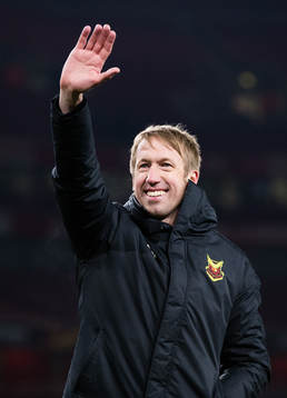 Östersunds tränare Graham Potter vinkar till publiken