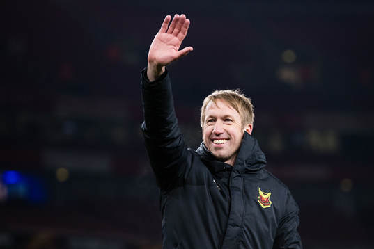 Östersunds tränare Graham Potter vinkar till publiken
