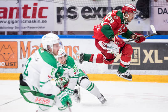 Moras Jacob Nilsson flyger över Rögles Kevin Gagné  i