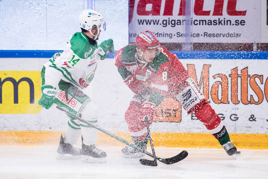 Rögles Stephen Perfetto  och Moras Robin Johansson  i