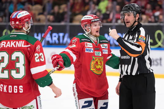 Moras David Kase och Tomas Skogs och huvuddomare Mikael