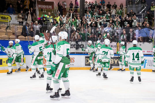 Rögles spelarna jublar framför klacken