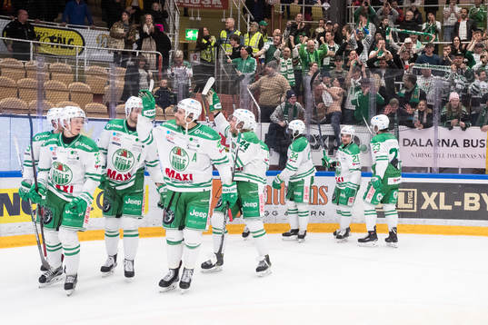 Rögles spelarna jublar framför klacken