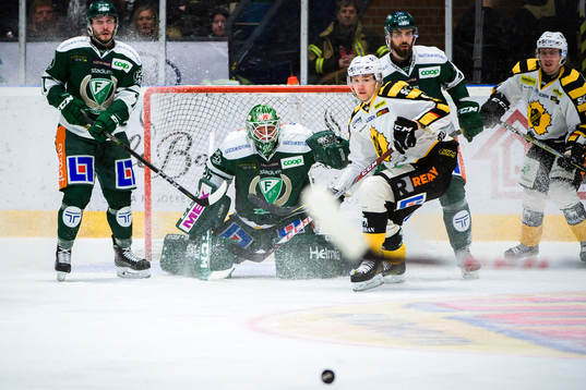 Mycket rörelse framför Färjestads målvakt Stefan Steen