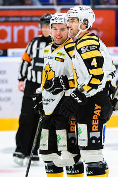Skellefteås Mark Katic och Bud Holloway jublar