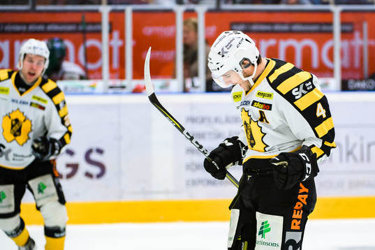 Skellefteås Mark Katic och Bud Holloway jublar