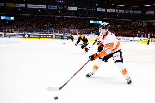 Karlskronas Marcus Paulsson med puck