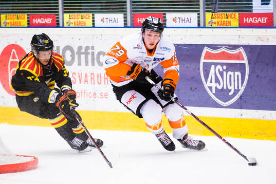 Karlskronas Emil Lundberg jagas av Brynäs Elias Fälth