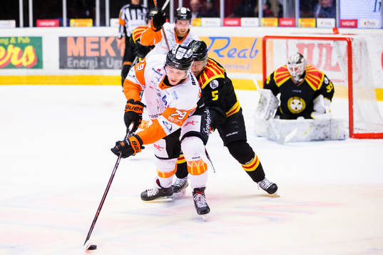 Karlskronas Emil Lundberg i kamp om pucken med Brynäs