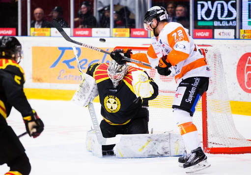 Brynäs målvakt David Rautio med en räddning framför