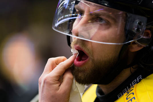s Kevin Stenlund blöder från munnen