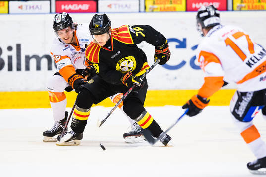 Karlskronas Daniel Gunnarsson i kamp om pucken med Brynäs