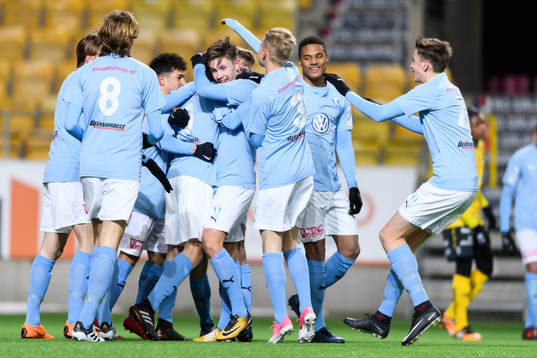 Malmö FF’s Yasin El Harrab kramas om av lagkamraterna