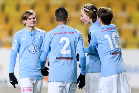 Malmö FF’s Melker Nilsson klappas om av Yasin El Harrab