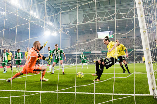 GAIS Edin Hamidovic gör 1-3 bakom Hammarbys målvakt Benny Lekström