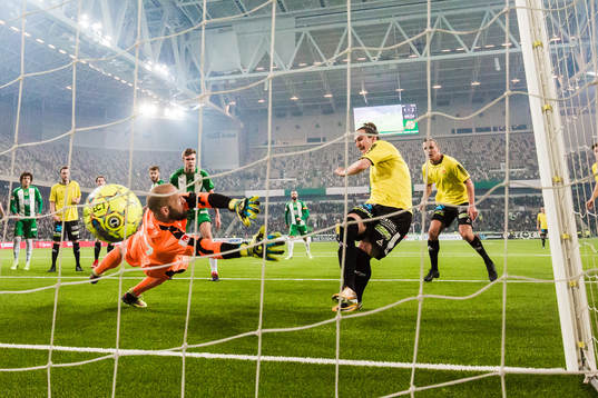 GAIS Edin Hamidovic gör 1-3 bakom Hammarbys målvakt Benny Lekström