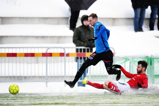 Trelleborgs Mattias Håkansson glidtacklas av Kalmars Måns Söderqvist