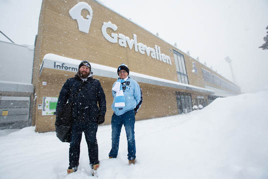Malmö FF supportrar i snökaoset utanför Gavlevallen