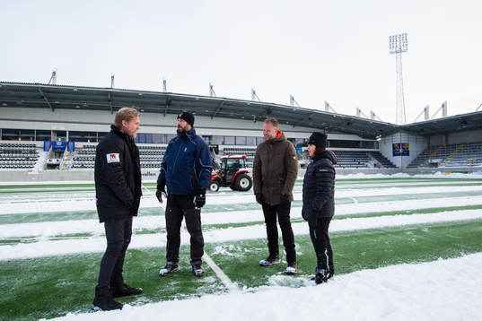 Gefles tränare Johan Mjällby  (närmast i bild) och