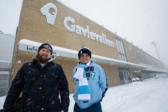 Malmö FF supportrar i snökaoset utanför Gavlevallen