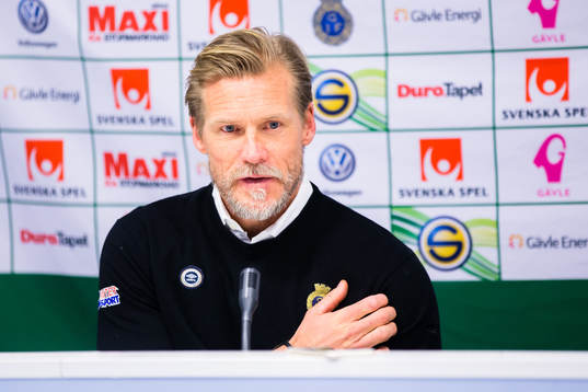 Gefles tränare Johan Mjällby  på presskonferensen