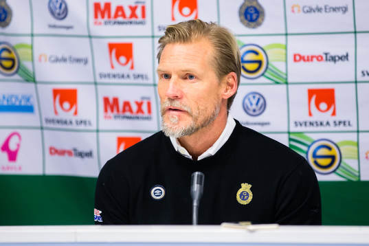 Gefles tränare Johan Mjällby  på presskonferensen