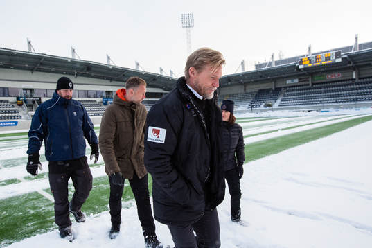 Gefles tränare Johan Mjällby  (närmast i bild) och