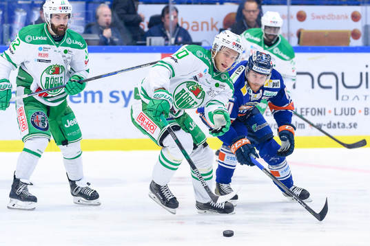 Rögles Alexander Younan jagas av Växjös Erik Josefsson