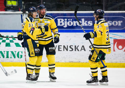 Södertäljes Måns Lindbäck jublar med Nicklas Grossmann