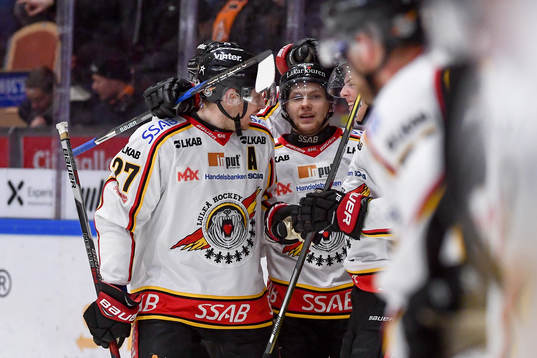 Luleås Emil Larsson jublar med lagkamrater