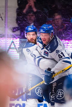 Leksands Austin Madaisky och Marcel Müller jublar