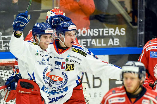 Oskarshamns Jonas Engström jublar med lagkamrater