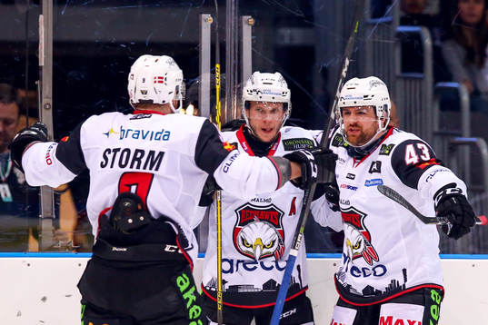 Malmö Redhawks Erik Forssell jublar med lagkamrater