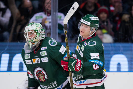 Frölundas Carl Grundström jublar ihop med målvakt Johan